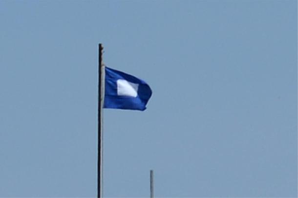 La "bandiera papa" sul ponte più alto della Costa Concordia, segnale di "pronti a lasciare il porto".